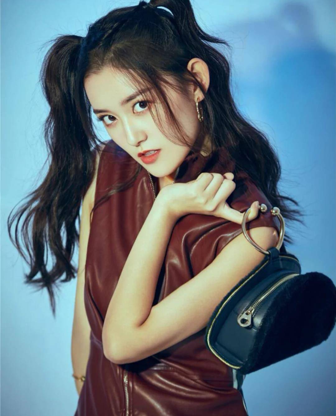 原创蒋依依的时尚淑女穿搭可以青春可以酷珠宝首饰和服装一样迷人