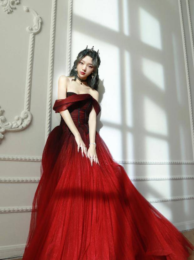 原创李紫婷舞台造型释出蓝色印花裙清新甜美蝴蝶结当袖筒俏皮可爱