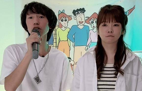 歌手庞麦郎直播唱歌女助理憋笑憋出鸭子嘴网友这得算工伤