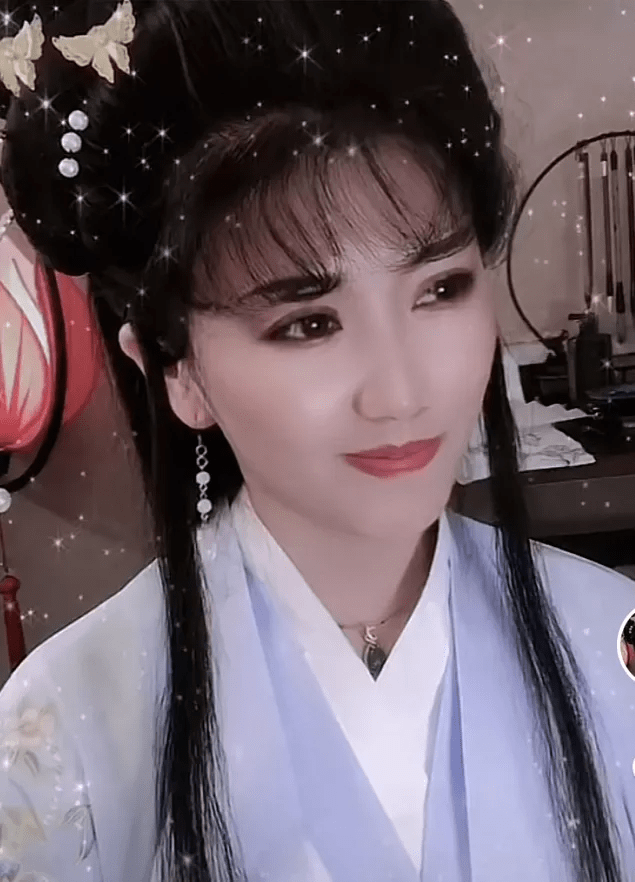 一位撞脸赵雅芝的网红网名为程帮主,因为明星脸的缘故,她在上线将近