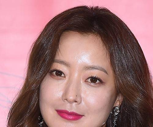 原创41岁金喜善换新发型气场全开搭配一条黑色长裙美回初恋脸