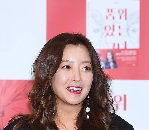 原创41岁金喜善换新发型气场全开搭配一条黑色长裙美回初恋脸