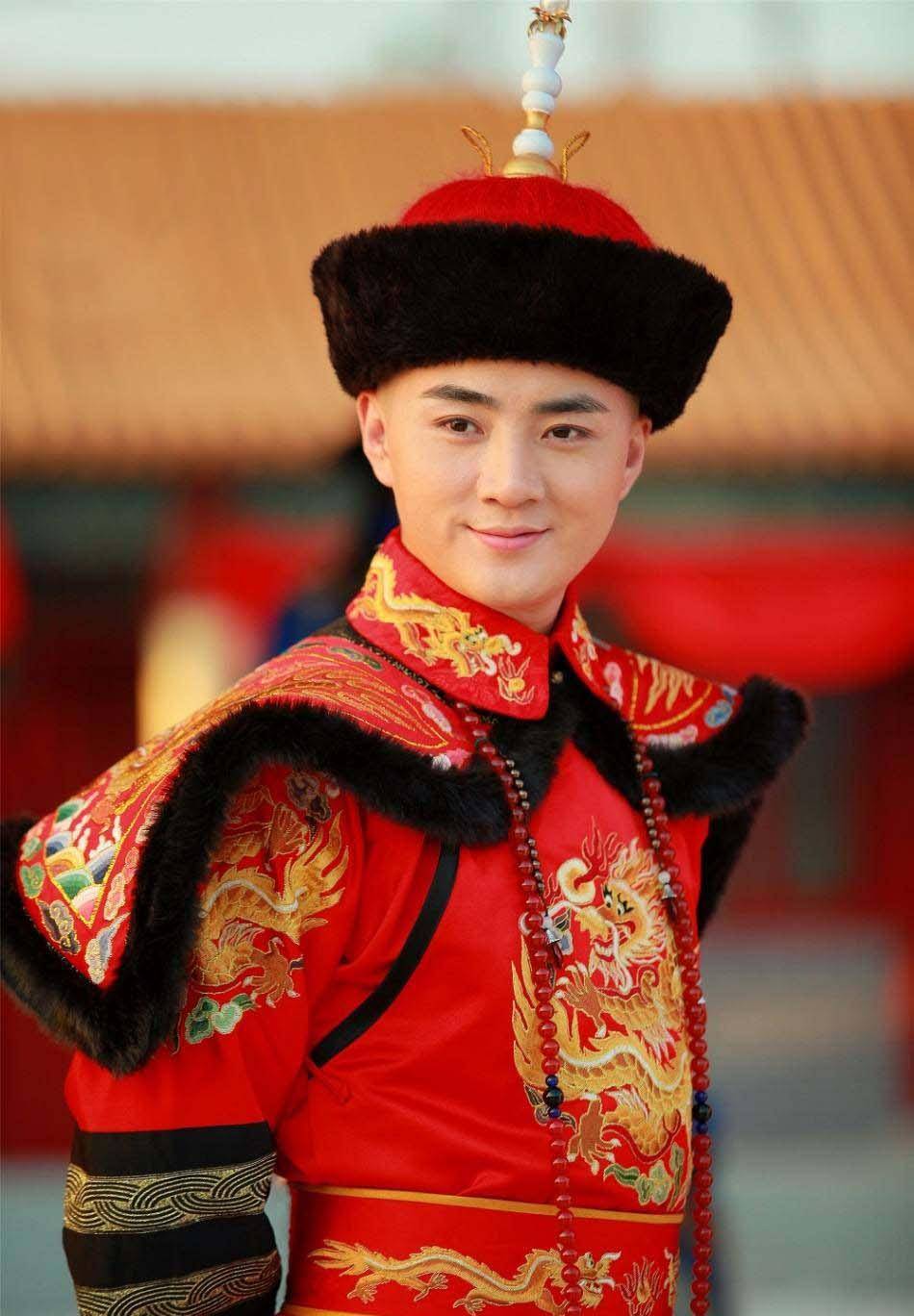 余少群的古装扮相非常好看,他在《末代皇帝》中饰演溥仪,真是丰神俊逸