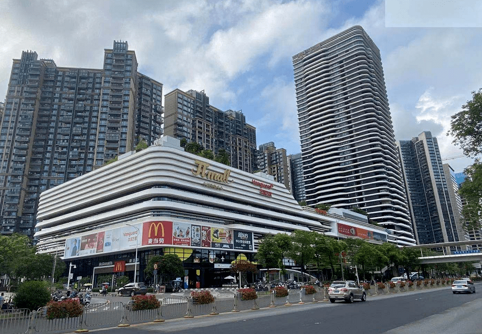 中洲购物中心勤诚达k 广场该项目最大特色是有一个啤酒风情街区,喜欢