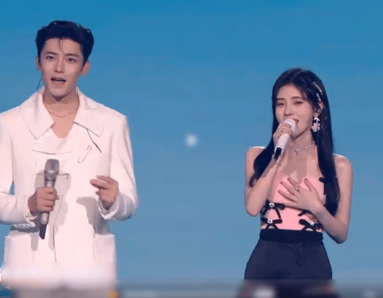 原创鞠婧祎身材管理太优越和侯明昊一起唱歌腰围是对方的一半