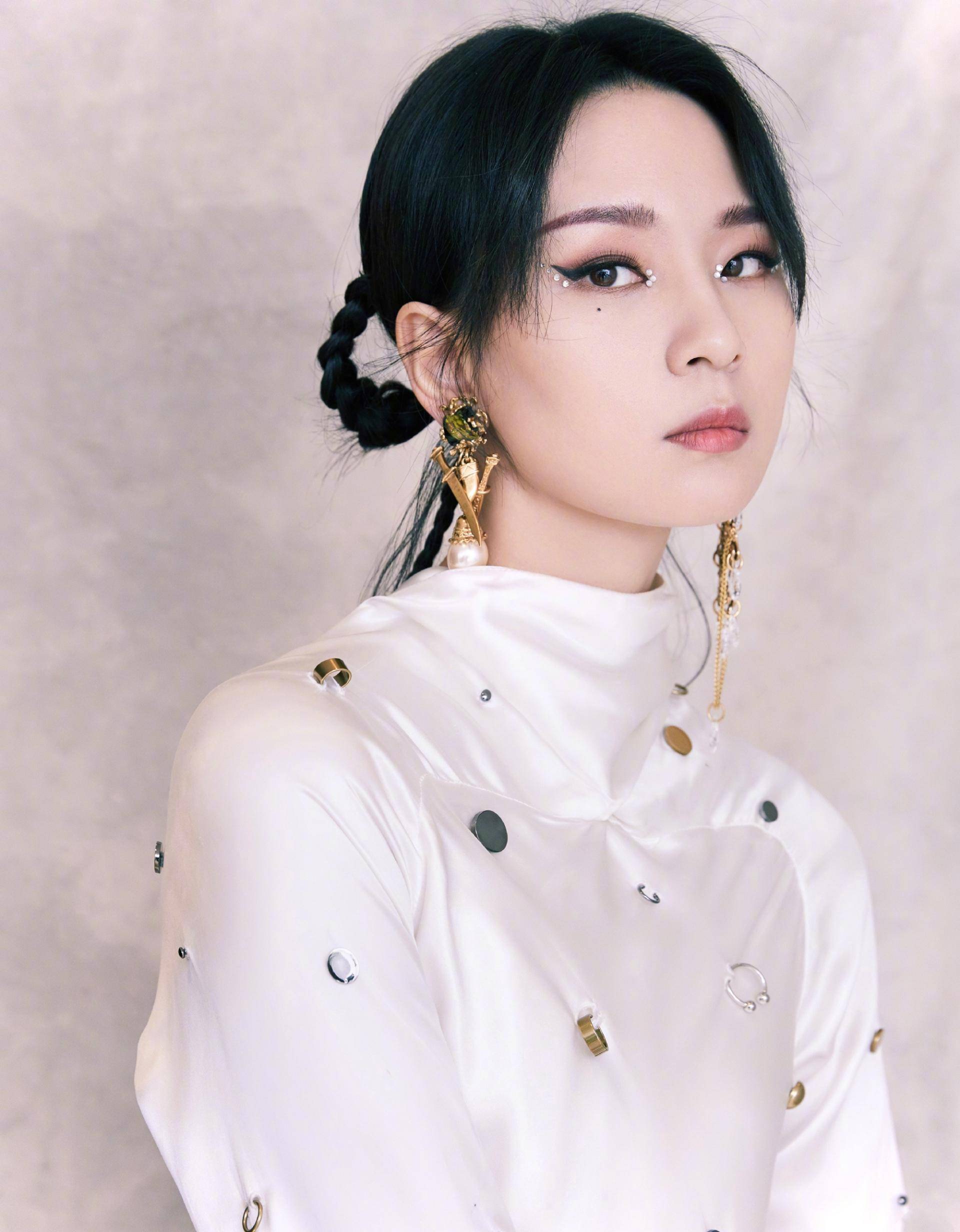 整容后的周笔畅何止美得像刘诗诗身着黄色百褶蛋糕裙超有女人味