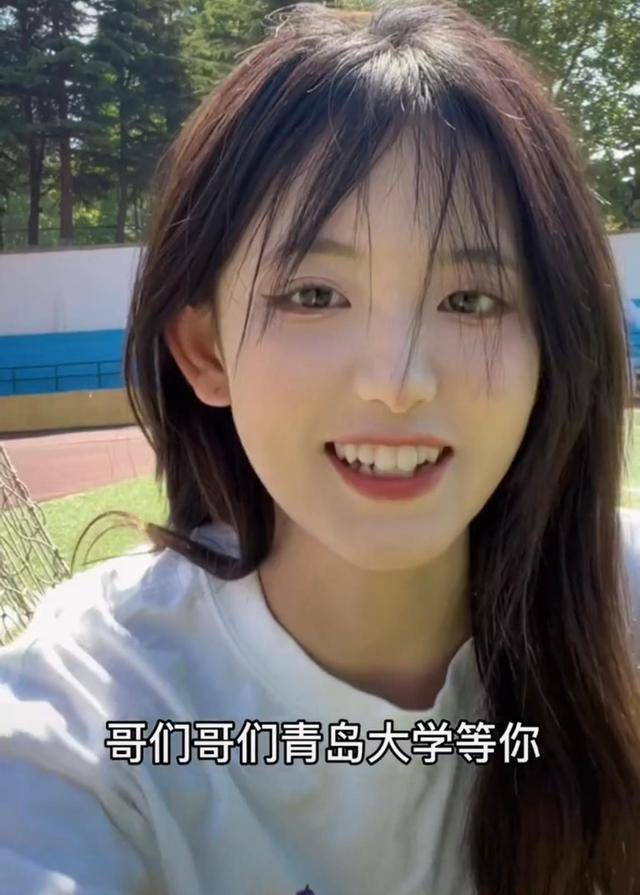 清纯女大学生帮母校宣传,神仙颜值却不被网友接纳:大专还是算了_女生
