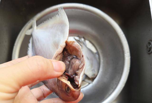 不用酱油不用盐,味道鲜美鱼肉嫩,补充体力超下饭_鲳鱼_鲜味_内脏