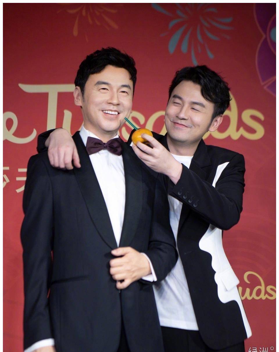 雷佳音回应搂美女风波:搭朋友肩膀咋啦!