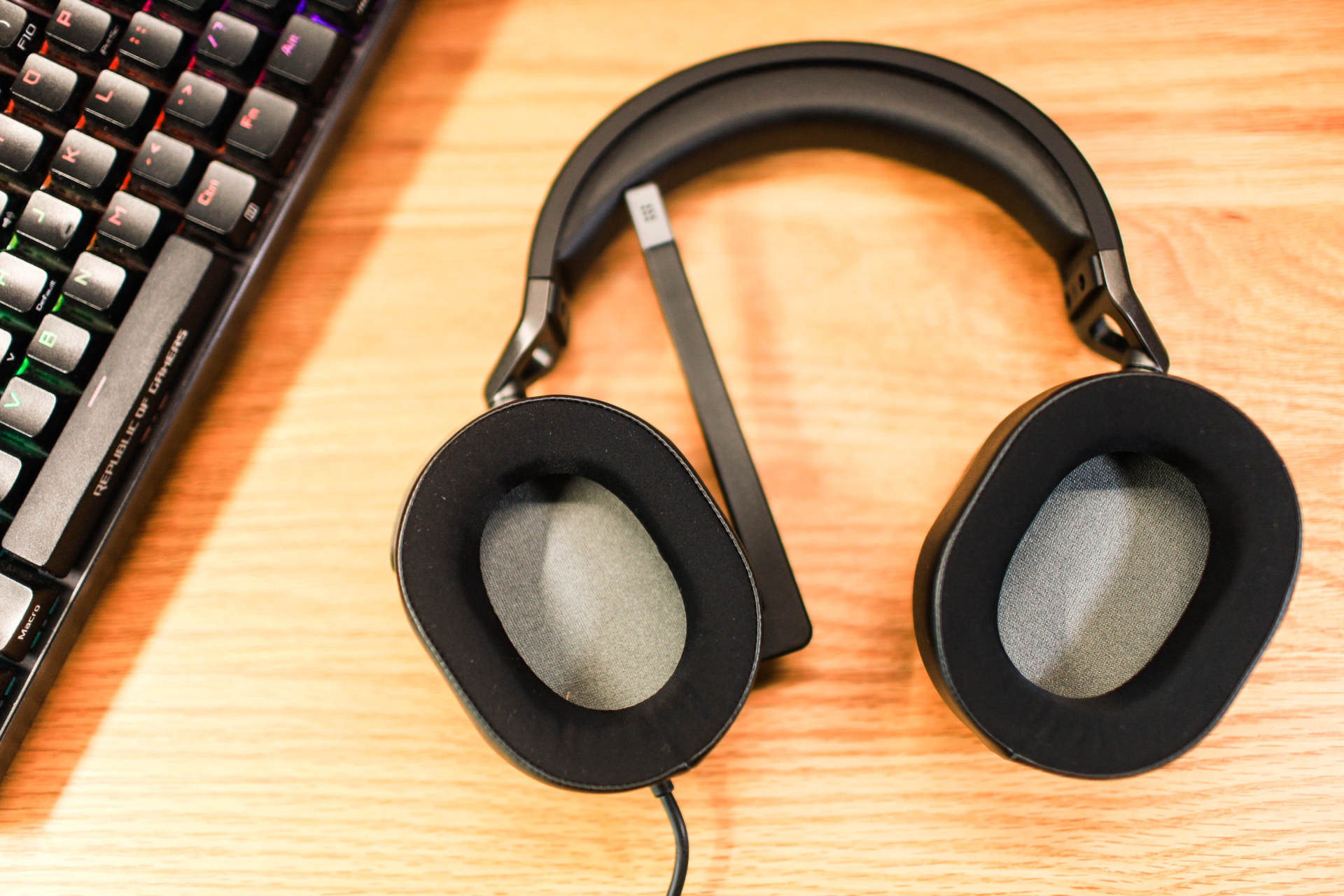 舒适的轻量化大耳机智能调音杜比71加持海盗船hs65surround