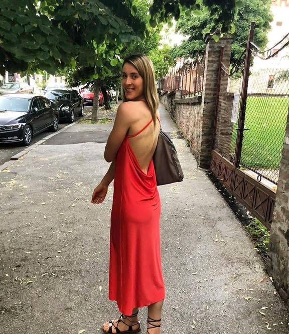 ����ά��Ů�ŷ����ڶ�����վ���������㱻�ˣ��廨�ͺ�«�� ...