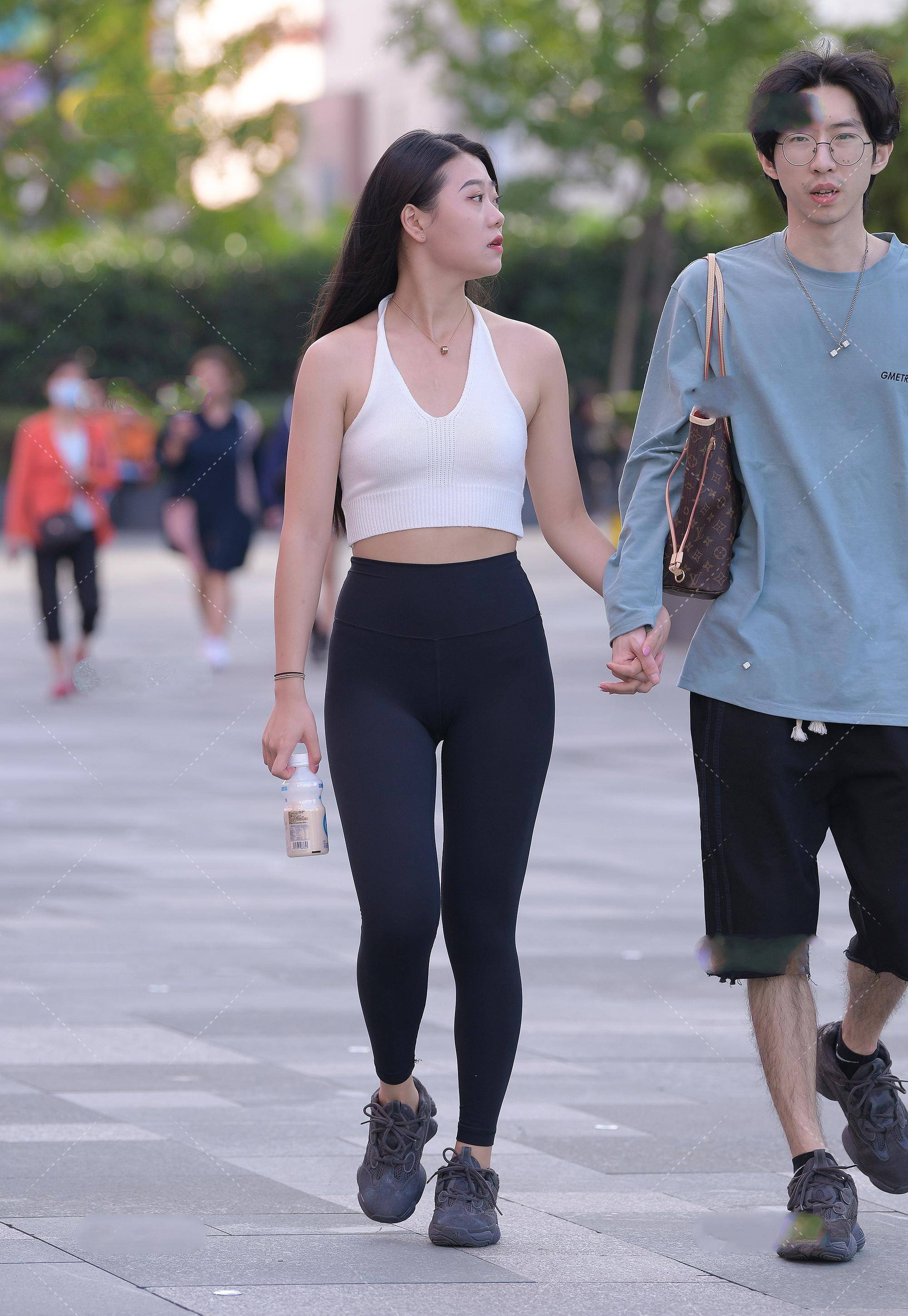 像图中这样的清凉装束非常适合夏季的晨跑依旧去健身房的时候穿.