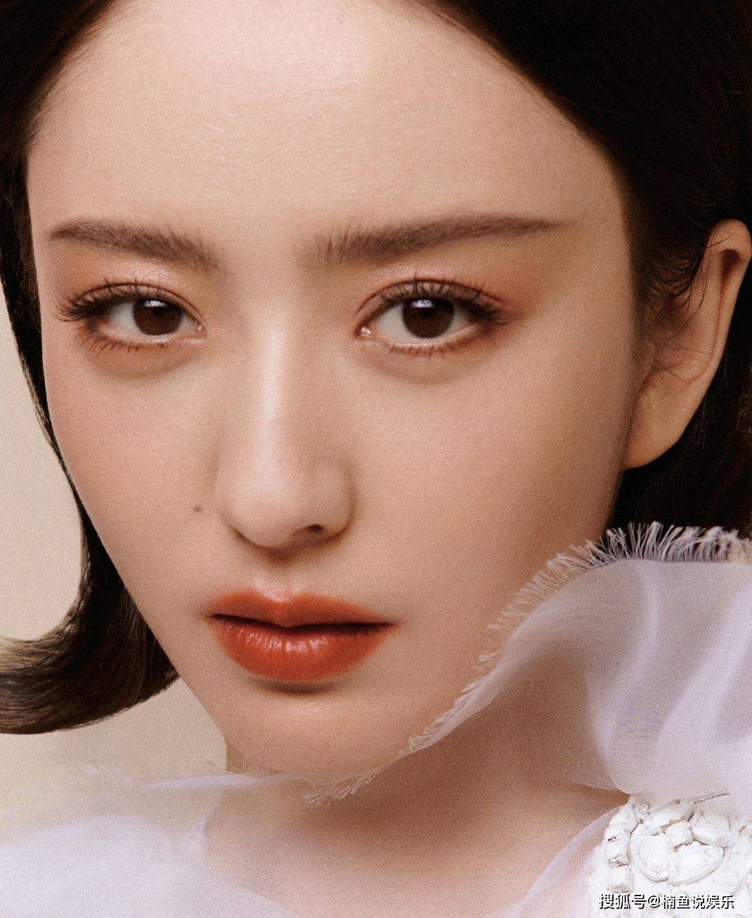 38岁佟丽娅越来越美了拍杂志大片香肩抢镜眉眼如画气质出众