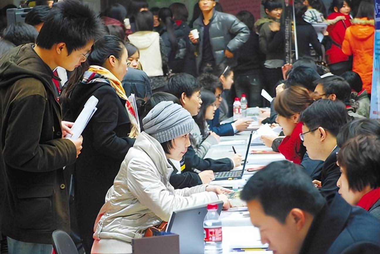 原创高职生将打破学历歧视纳入公务员招考范围22届毕业生有福了