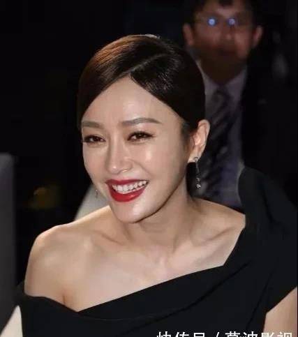 原创秦岚难逃中年衰老无滤镜显老5岁穿抹身材吊带裙瘦成纸片人