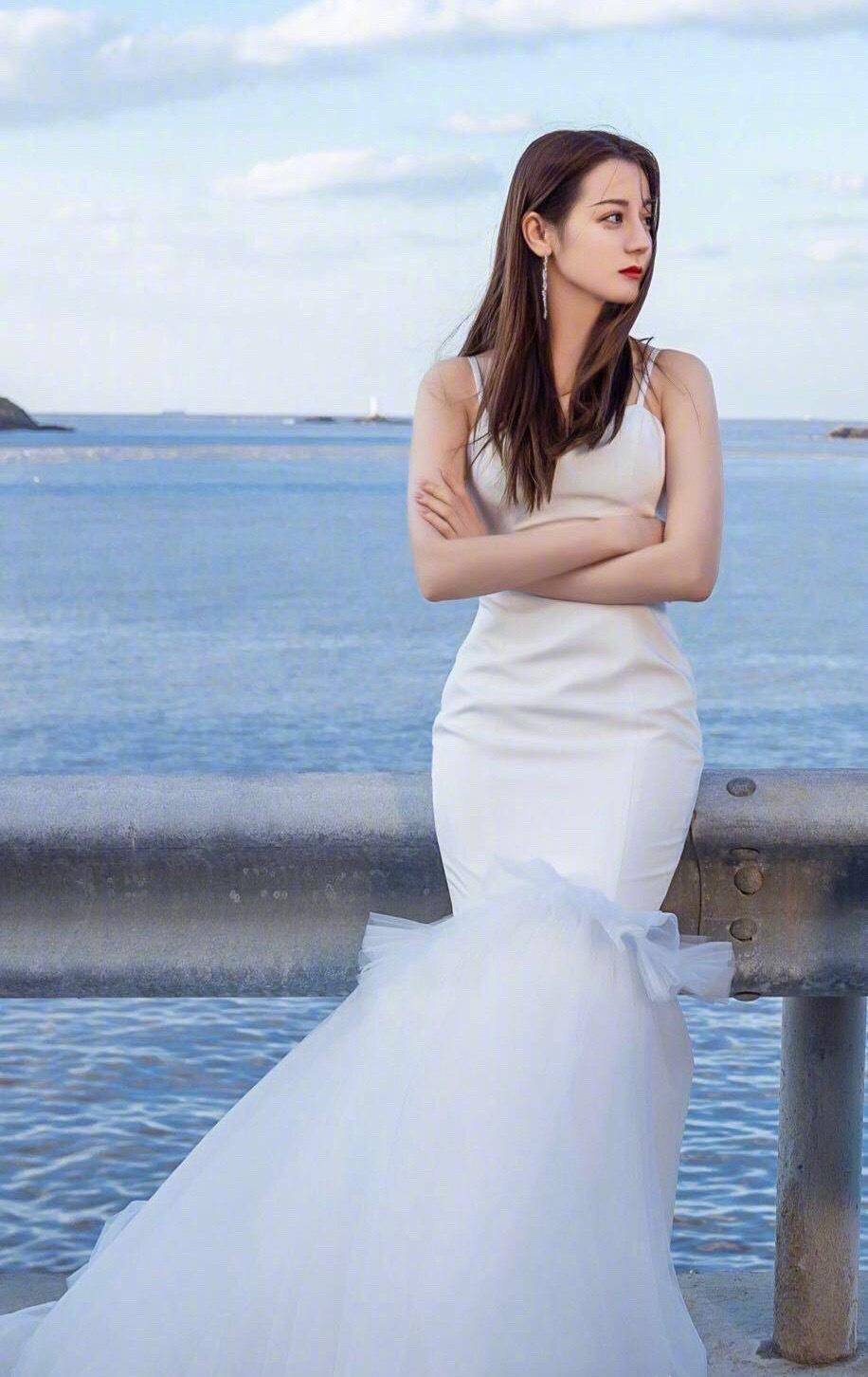 迪丽热巴穿抹身材鱼尾婚纱又仙又美好身材藏不住了s曲线好撩人