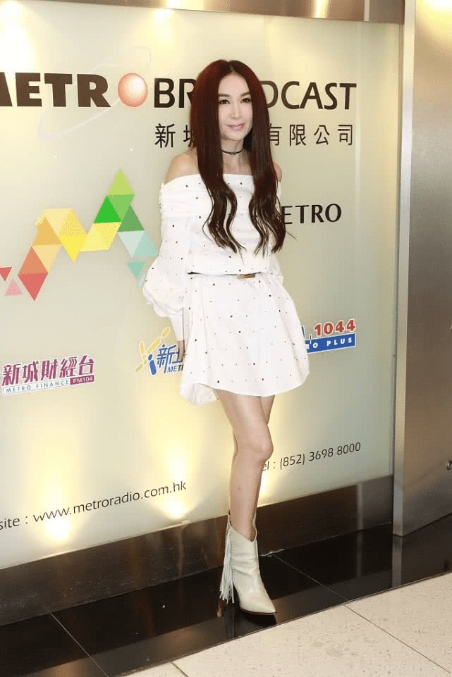 温碧霞剪空气刘海穿牛仔裙比小女生还会装嫩12岁继子比她高