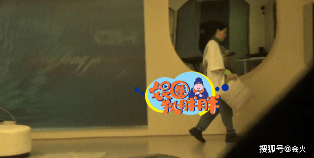 那英吉克隽逸休息室抽烟!素颜出镜动作熟练