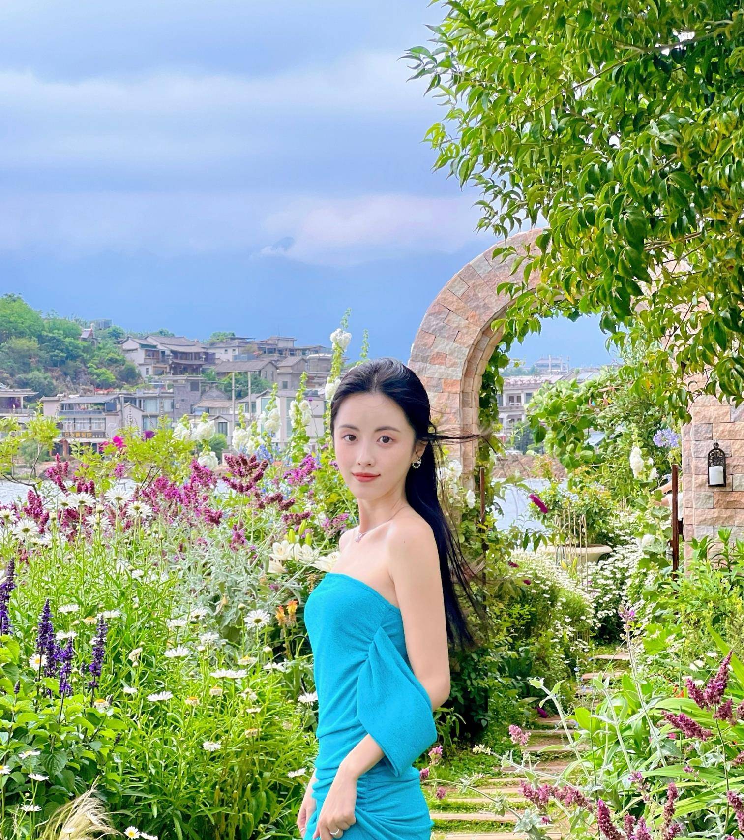 影视新星深大校花章乐韵身穿低胸露背装跌入花海中