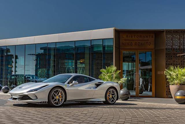 法拉利f8tributo高速公路视频显示211英里小时的最高速度撕裂