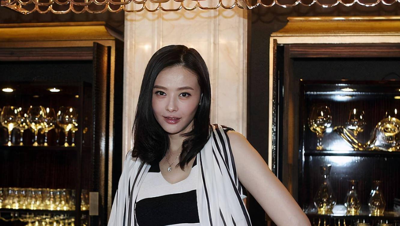 原创萧淑慎近照曝光与小15岁老公庆结婚3周年自曝已经抗病成功