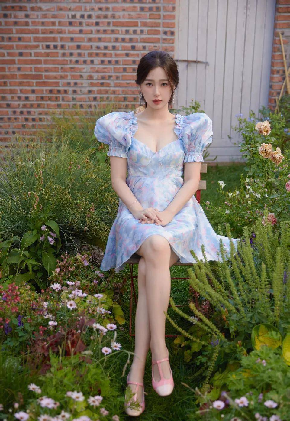 原创虞书欣蓝色泡泡袖公主裙小胸微漏无法抗拒的迷人气质