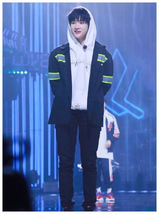 周震南把机场当秀场,穿道袍衬衫贼拉风,看到这鞋原谅