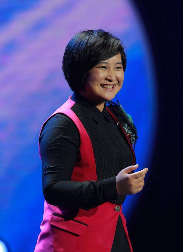 原创贾玲胖点更有喜剧魅力穿粉色小马甲勾勒曲线看着有种别样的美