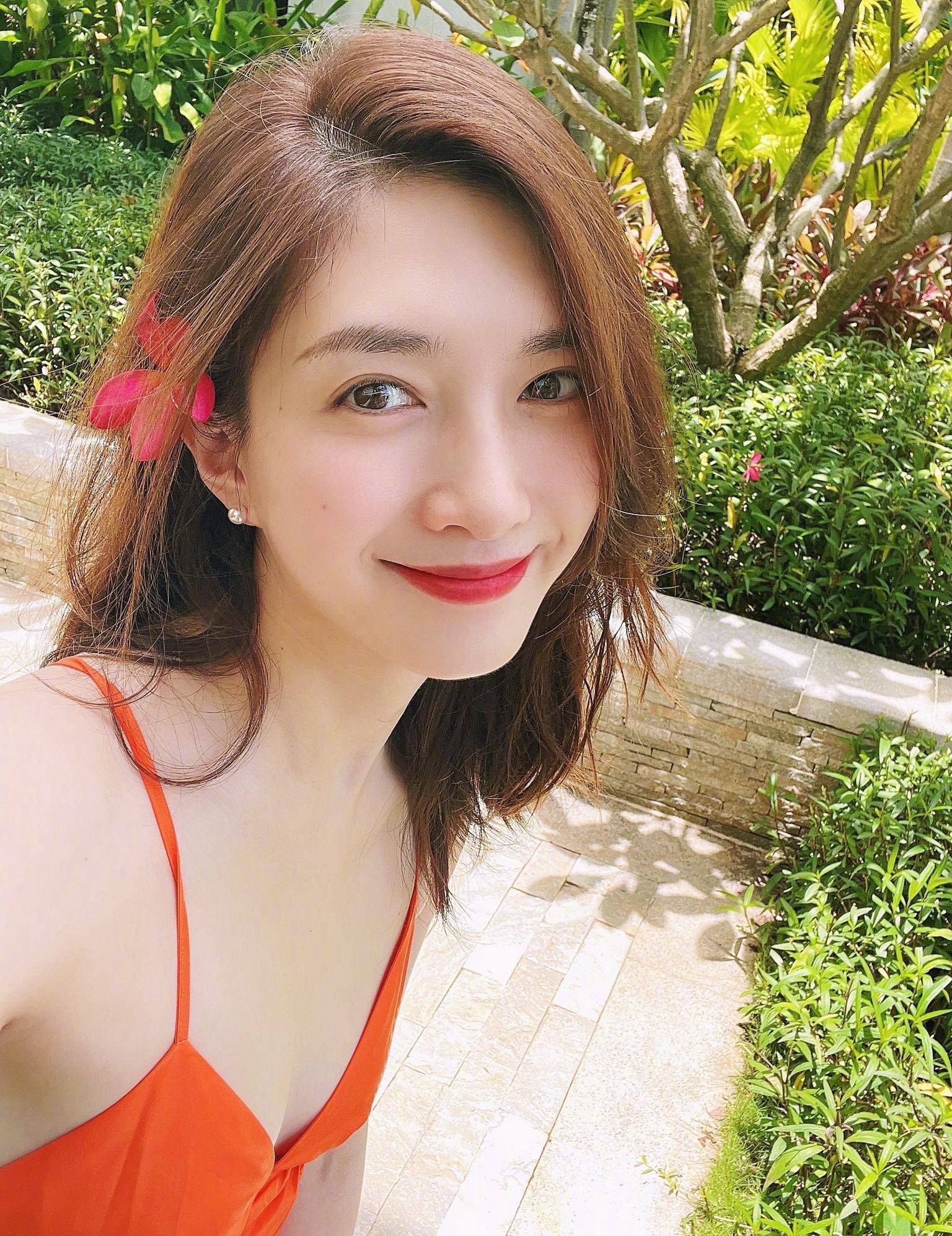 江疏影红色吊带长裙性感写真_吊带_长裙_江疏影