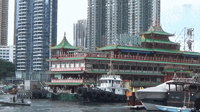 著名电影取景地“珍宝海鲜舫”告别香港，被领航船拖走画面曝光