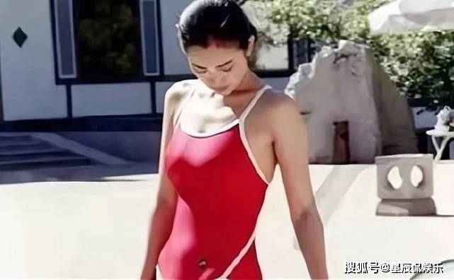 巩俐32年前拍摄的泳装写真,现在看依旧靓丽时尚,身材不输超模_化妆