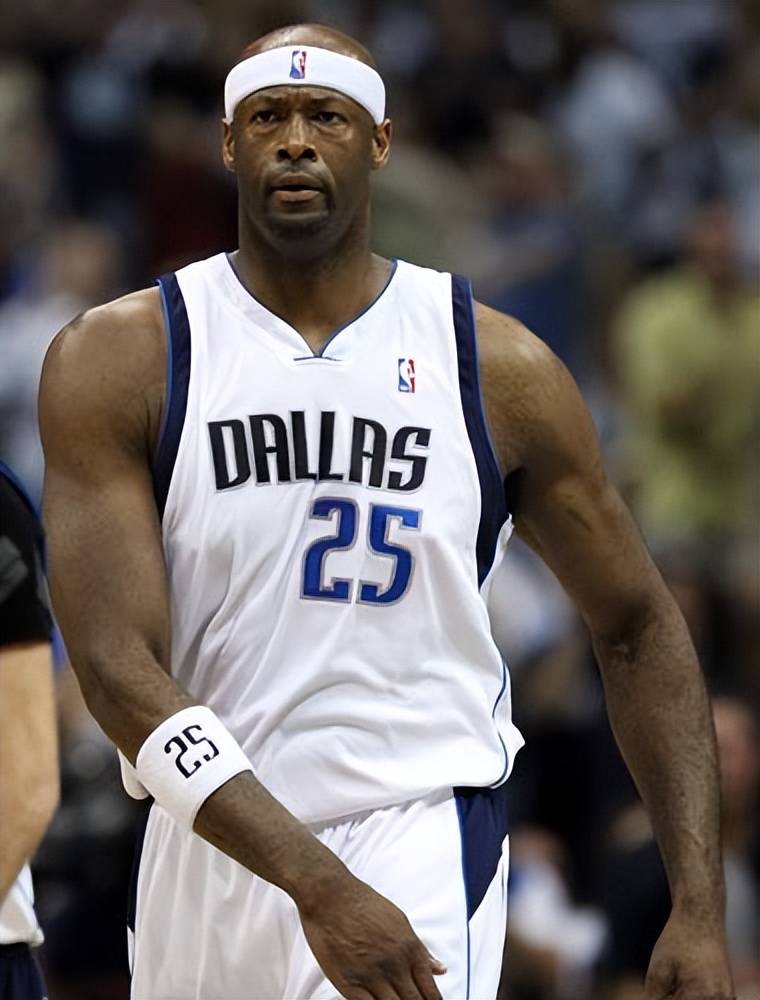 他是诺维斯基的内部合伙人,独行侠禁区的守护神,埃里克丹皮尔!