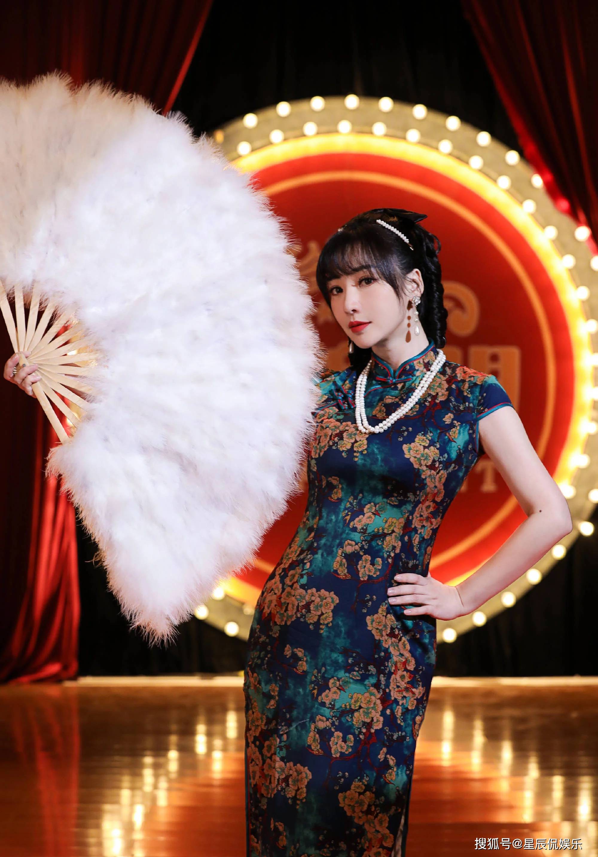 原创41岁柳岩颜值依旧在线穿旗袍大秀身材好身材惹人羡慕