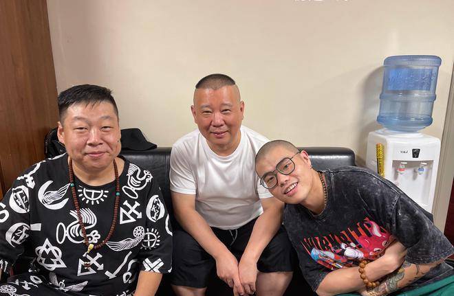 李鹤彪,厨子出身的他,其实就比师父郭德纲小三岁,当年在德云社做厨子