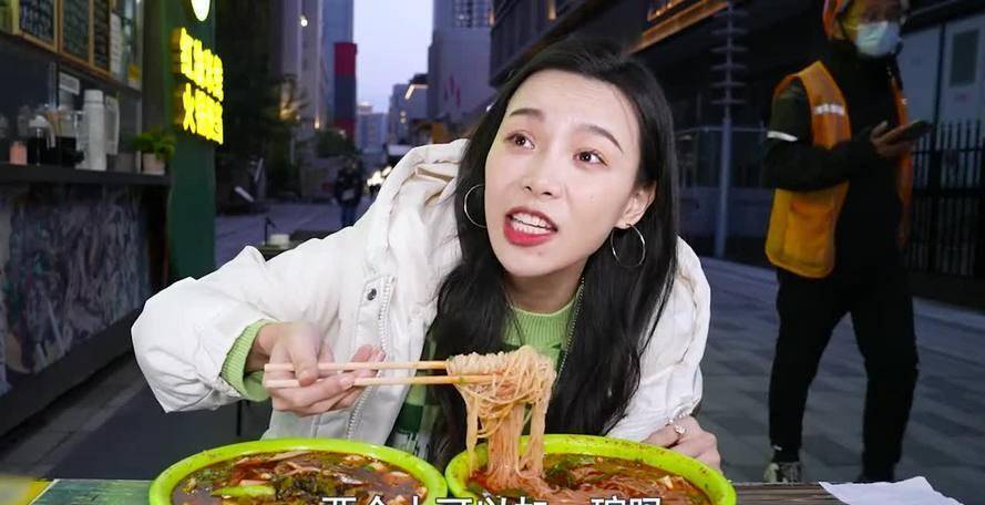 原创吃播小贝饿了被醉酒男骚扰女助理被吓哭网友营销手段真多