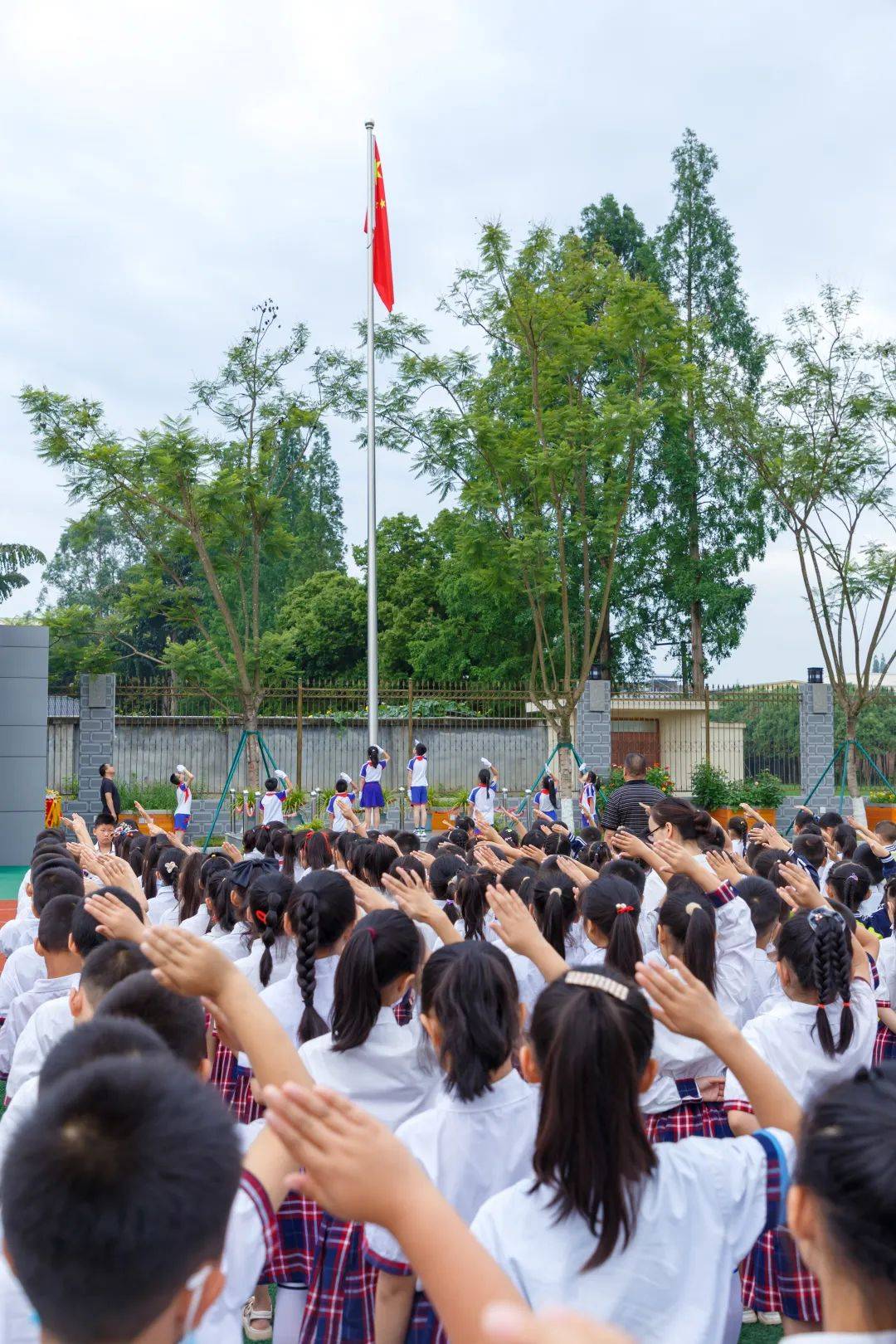 父爱如山感恩父爱天府新区籍田小学举行第18周主题升旗仪式