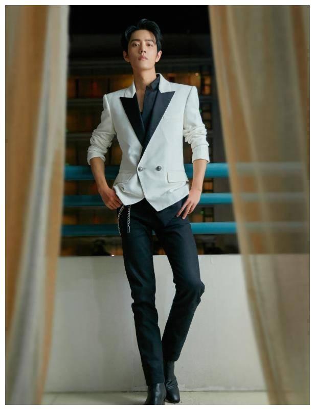 肖战的水桶裤谁穿谁丑,还好他hold住了,男生不要乱碰哈_裤子_黑色