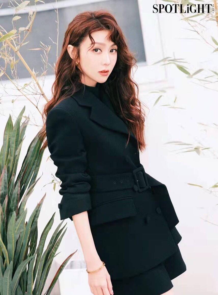 原创40岁薛凯琪也太会穿露肩衬衫配短靴好洋气双麻花辫像少女