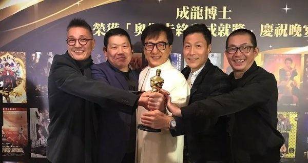 55岁张耀扬近照:和莫少聪同框比剪刀手,满面红光似慈祥大叔_林国斌