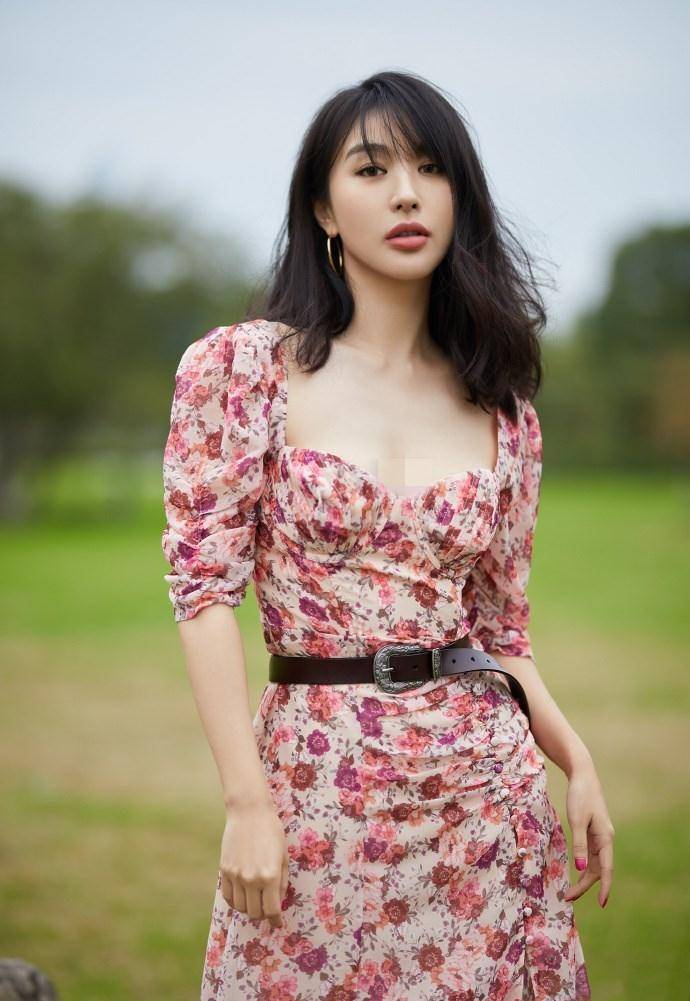 原创李菲儿一袭碎花时尚裙甜美优雅映衬出婀娜身姿妖娆动人