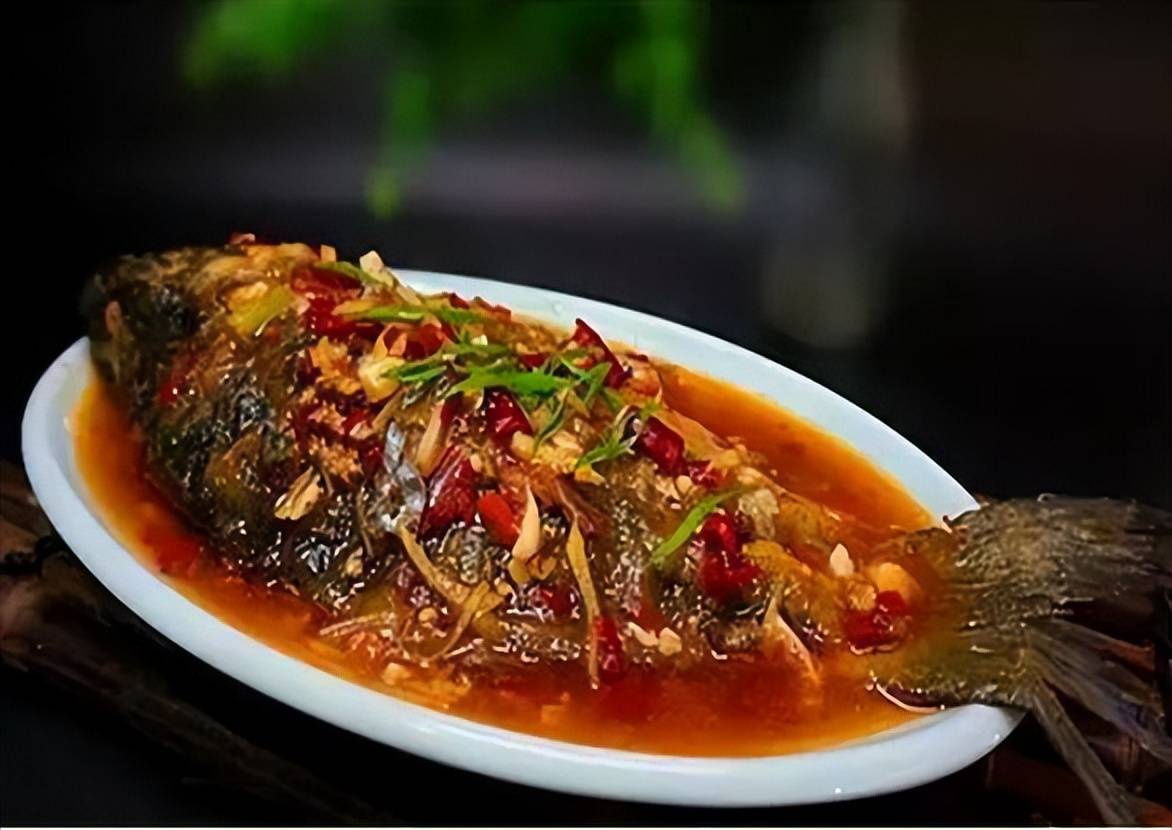 食材:鲫鱼,香葱,姜,黄酒,生抽,醋,盐,糖,麻油做法:1, 鲫鱼处理干净,用