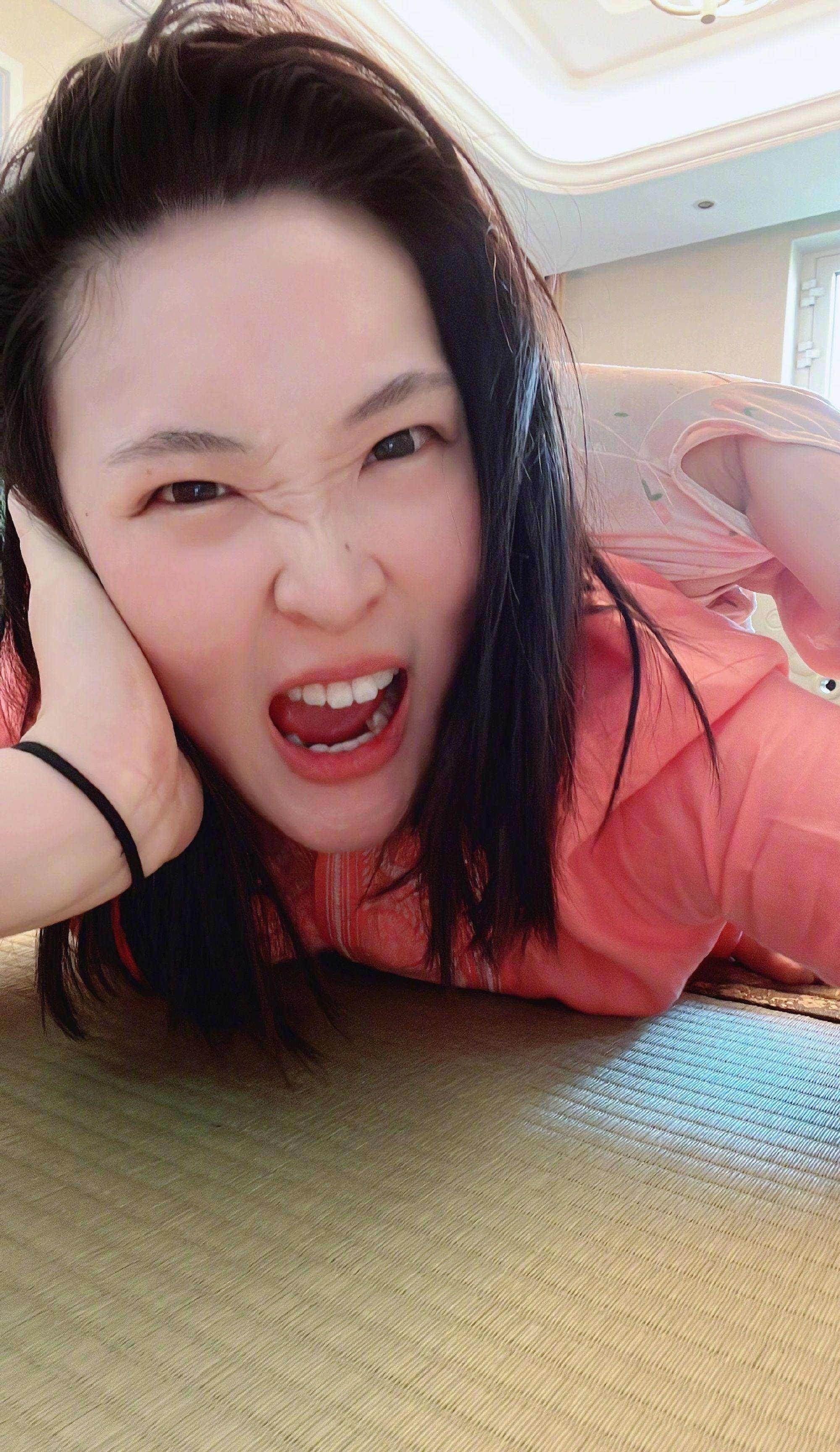 不愧是运动员的女儿!惠若琪晒与女儿合照 小家伙在家里爬上爬下超调皮