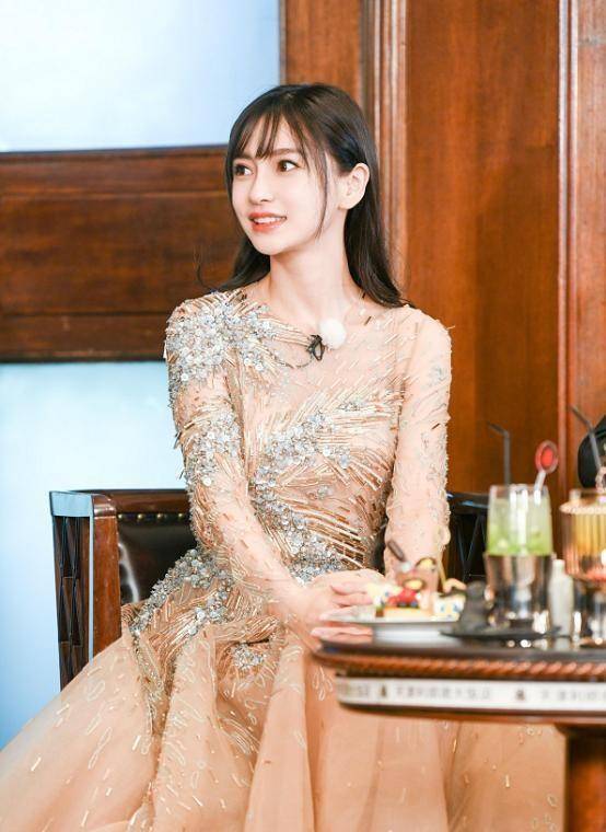 原创angelababy为了美也是拼了一身香槟裙有气质v领造型真撩人