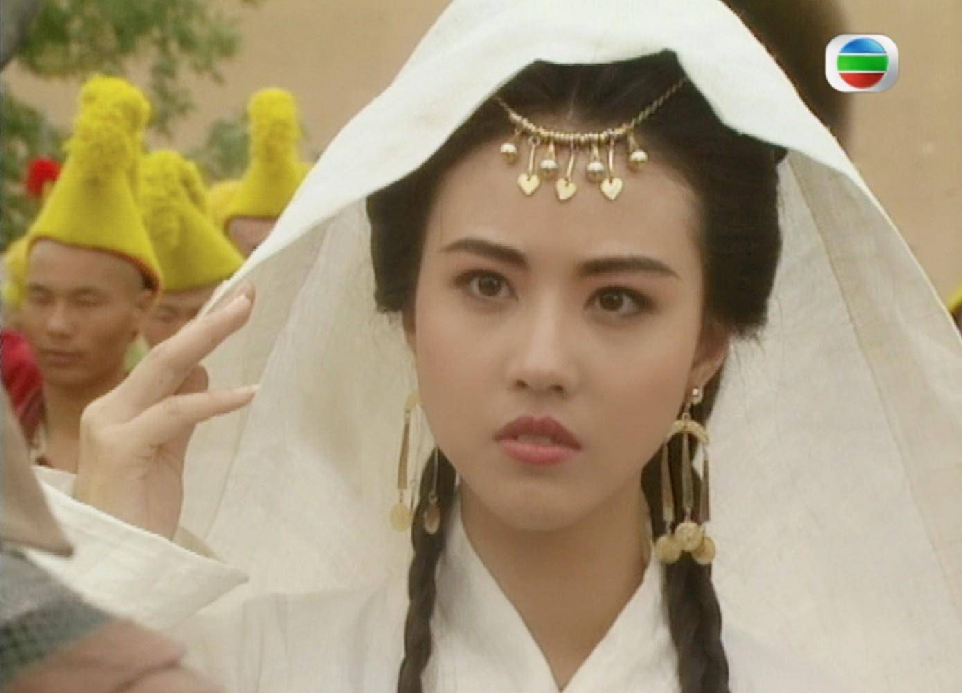 4,卓玛(周海媚饰演)与沈智成亲时,伊兰穿着民族婚服,玫红色的纱衣