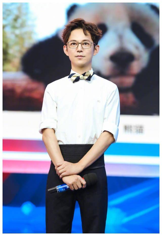 何炅的增高秘诀,难道是"例假堆堆袜"?穿上太加分了_穿着_袜子_衣服