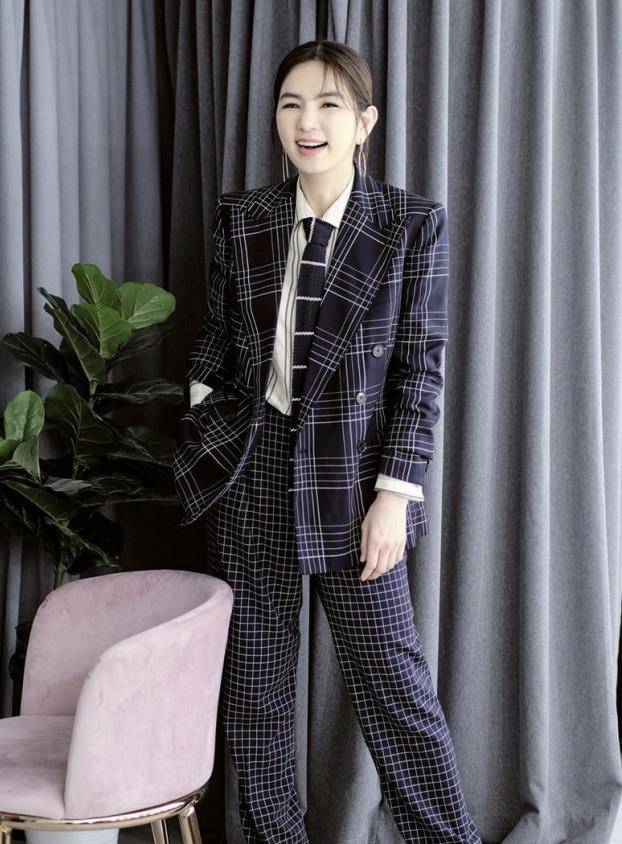 原创ella陈嘉桦男人风穿搭太吸睛格纹西装一秒化身女总裁霸气十足