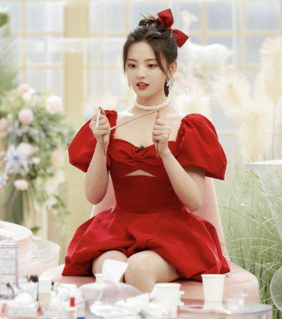 杨超越穿红色蓬蓬裙太美了!