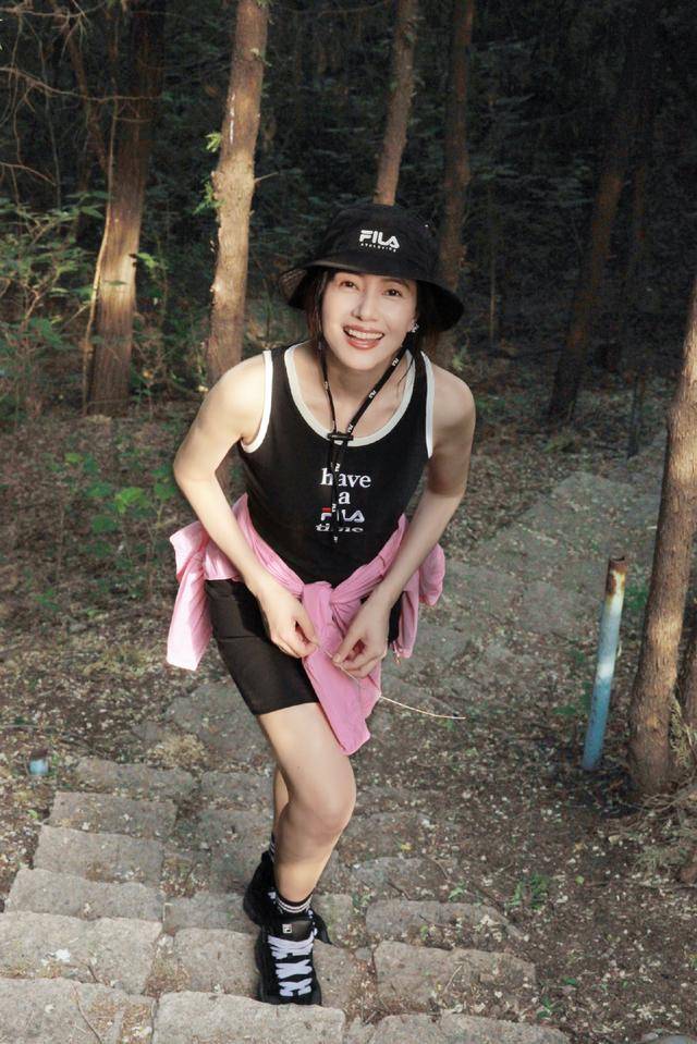 高圆圆分享爬山vlog，素颜出镜笑容甜美，身边多人陪同心情好 