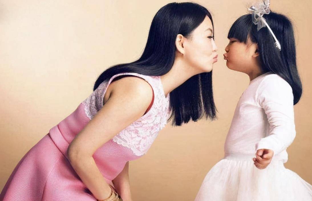 原创有种低调叫张馨予女儿朋友曝光宝宝长相难怪从不晒娃