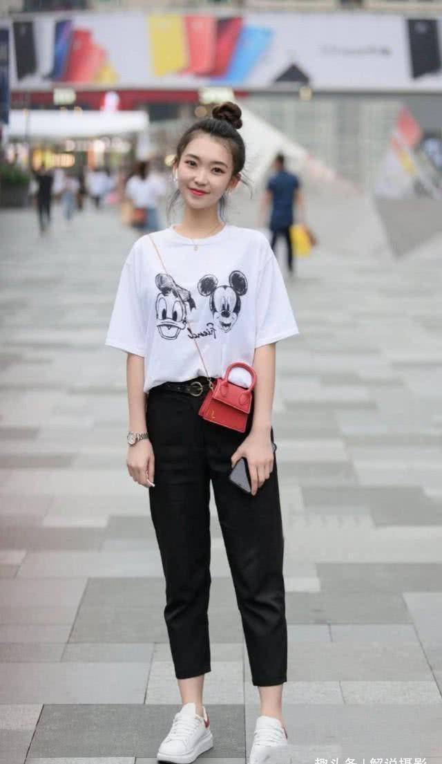 原创路人街拍靓女黑色短袖搭配修身的牛仔裤尽显随性的气质美